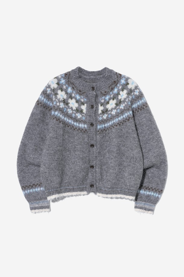 여성스러운 매력을 더해줄 스노우 플로럴 노르딕 카디건(UBBGD51)입니다. 부드러운 울 소재와 라운드넥 디자인으로 포근한 착용감을 선사하며, 겨울철 데이트룩과 모임룩에 잘 어울립니다. 캐주얼, 클래식, 로맨틱 스타일을 모두 소화 가능하며, 크롭 기장과 긴 소매가 세련된 분위기를 연출합니다. 플라워와 노르딕 패턴이 어우러져 사랑스러운 포인트를 더한, 버튼 여밈 방식의 그레이 컬러 카디건입니다.
