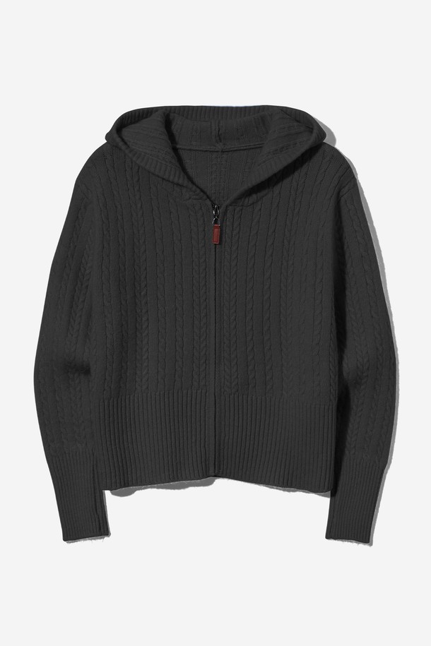 여성 데일리 니트 후드 집업(UBAGD53)은 캐주얼하고 미니멀한 스타일을 추구하는 여성들을 위한 아이템입니다. 부드러운 촉감의 니트 소재로 제작되어 가을과 겨울에 따뜻하게 착용할 수 있습니다. 크롭 기장의 레귤러핏으로, 블랙 컬러, 골지 패턴이 세련된 느낌을 더합니다. 후드 디자인과 집업 여밈 방식으로 편안함과 실용성을 모두 갖춘 데일리 아이템입니다. 긴 소매 기장과 두꺼운 두께로 보온성을 높였습니다.
