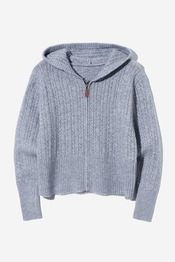 여성 데일리 니트 후드 집업(UBAGD53)은 부드러운 촉감의 니트 소재로 제작되어 가을, 겨울 시즌에 따뜻하게 착용하기 좋은 제품입니다. 캐주얼, 베이직 스타일로 집콕룩, 산책룩 등 다양한 TPO에 활용하기 좋습니다. 크롭 기장의 케이블 니트 디자인과 레귤러핏으로 편안한 착용감을 선사하며, 후드 디자인과 긴소매로 보온성을 높였습니다. 그레이 컬러로 미니멀, 클래식한 무드를 연출할 수 있습니다.
