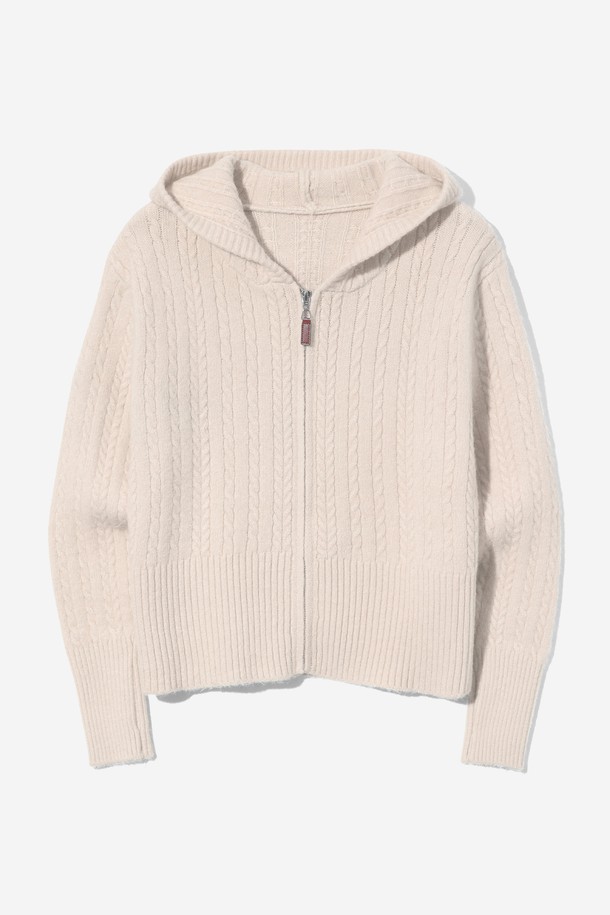 베이직하고 캐주얼한 무드의 여성 데일리 니트 후드 집업(UBAGD53)입니다. 얇은 두께감의 니트 소재로 제작되어 봄, 가을 간절기에 활용하기 좋습니다. 크롭 기장과 골지 패턴이 특징이며, 부드러운 촉감으로 편안하게 착용할 수 있습니다. 일상복은 물론, 봄 소풍룩에도 잘 어울리는 스타일입니다. 레귤러핏으로 제작되어 부담 없이 즐겨 입을 수 있으며, 집업 스타일로 간편하게 탈착용이 가능합니다.
