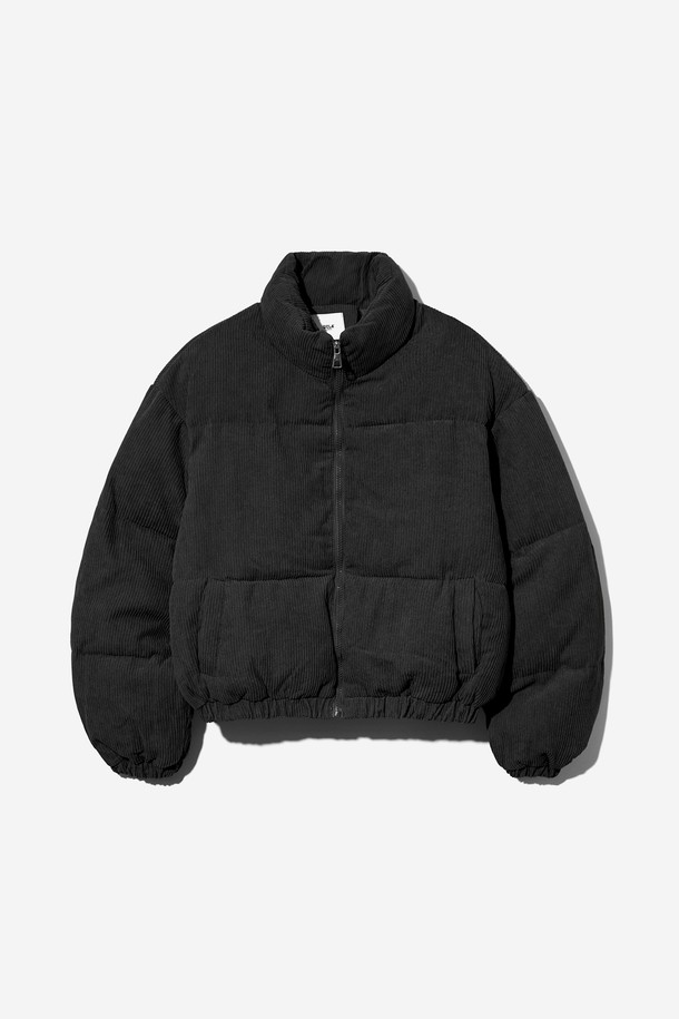 부드러운 촉감의 크림 컬러 여성 코듀로이 숏 패딩(UBBUJ50)입니다. 캐주얼하고 미니멀한 스타일로, 겨울철 일상에서 따뜻하게 착용하기 좋습니다. 오버핏 디자인과 크롭 기장으로 트렌디함을 더했으며, 집업 여밈 방식으로 간편하게 입고 벗을 수 있습니다. 두꺼운 두께감의 코듀로이 소재로 보온성을 높였으며, 긴 소매 기장으로 더욱 포근한 착용감을 선사합니다. 무지 디자인으로 다양한 룩에 매치하기 용이합니다.
