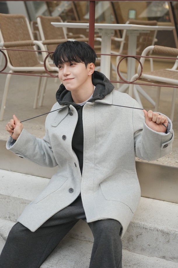 남녀공용 세미오버 하프 발마칸 코트(HBAHCA2)는 캐주얼, 클래식, 미니멀 스타일을 아우르는 제품입니다. 봄, 가을에 착용하기 좋으며, 일상생활과 출근룩에 적합합니다. 고급스러운 울 소재로 제작되어 부드러운 촉감을 선사하며, 중간 두께감으로 간절기에 활용하기 좋습니다. 그레이 컬러의 무지 디자인에 하프 기장, 싱글 버튼 여밈, 세미오버핏으로 제작되었습니다. 후드 디테일이 더해져 실용성을 높인 발마칸 코트입니다.
