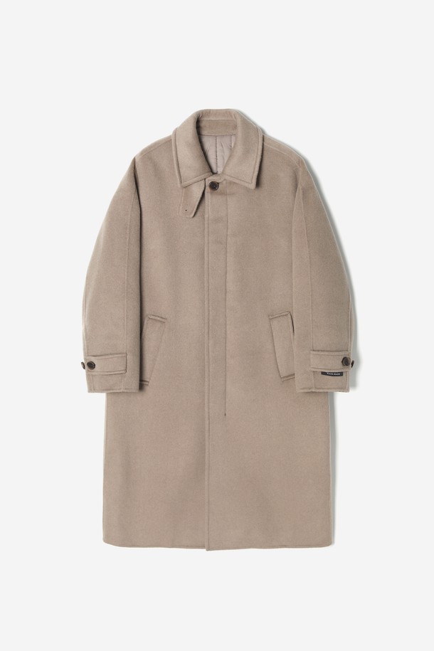 남녀공용 세미오버 발마칸 코트(HBAHCA1)는 가을, 겨울 시즌에 어울리는 베이직하고 클래식한 스타일의 아우터입니다. 울 소재로 제작되어 부드러운 촉감을 선사하며, 두꺼운 두께감으로 따뜻하게 착용할 수 있습니다. 미디엄 기장에 세미오버핏으로 제작되어 편안하면서도 세련된 핏을 연출합니다. 플랩 포켓 디테일과 싱글 버튼 여밈 방식이 특징이며, 출근룩, 비즈니스 캐주얼, 모임룩 등 다양한 TPO에 활용 가능합니다. 클래식과 미니멀 스타일을 즐기는 분들께 추천합니다.
