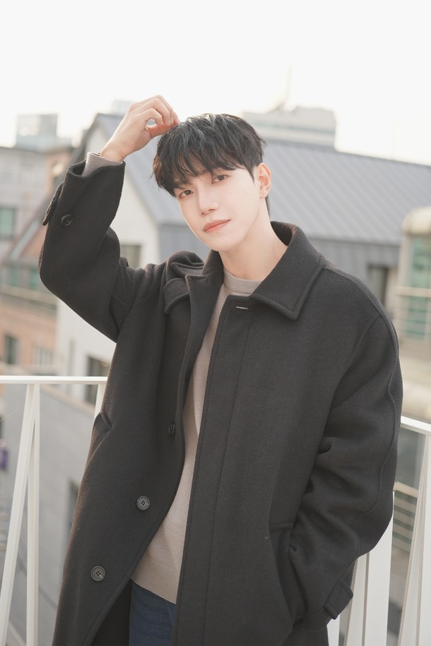 남녀공용 세미오버 핏 발마칸 코트(HBAHCA1)입니다. 울 소재로 제작되어 가을, 겨울철 따뜻하게 착용할 수 있으며 두꺼운 두께감으로 보온성을 높였습니다. 베이직하고 클래식한 디자인으로 출근룩, 오피스룩, 모임룩 등 다양한 TPO에 활용 가능합니다. 싱글 버튼 여밈 방식과 롱 슬리브, 칼라 디테일이 특징이며 미니멀한 스타일을 연출하기 좋습니다. 블랙 컬러의 무지 디자인으로 어떤 옷에도 쉽게 매치할 수 있습니다.
