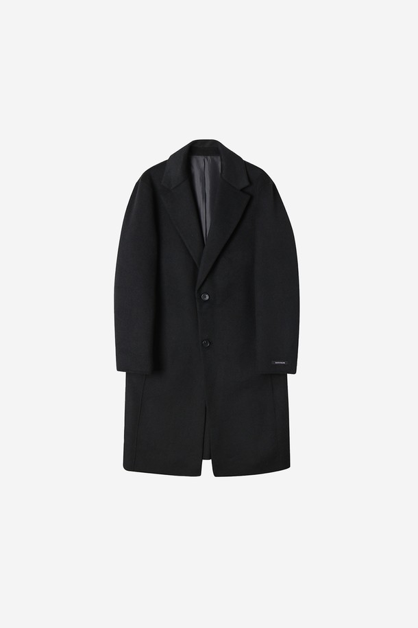 남성 싱글 핸드메이드 코트(HBAHC10)는 가을, 겨울 시즌을 위한 블랙 컬러의 남성용 코트입니다. 미니멀하고 클래식한 스타일로, 출근룩, 오피스룩, 모임룩 등 다양한 TPO에 활용하기 좋습니다. 레귤러핏에 싱글 버튼 여밈 방식, 긴 소매 기장으로 제작되었으며, 두꺼운 울 소재를 사용하여 보온성을 높였습니다. 핸드메이드로 제작되어 고급스러운 핏과 착용감을 선사합니다.
