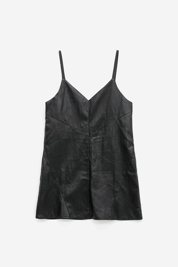 시크 무드 페이크 레더 V넥 슬립 원피스(HBBOPA1)는 여성스러운 실루엣을 강조하는 슬림핏 미니 원피스입니다. 부드러운 촉감의 폴리우레탄 소재로 제작되어 편안한 착용감을 선사하며, 얇은 어깨끈과 V넥 디자인으로 세련된 분위기를 연출합니다. 블랙과 브라운 두 가지 색상으로 출시되어, 다양한 데이트룩과 모임룩에 활용하기 좋습니다. 얇은 두께감으로 사계절 내내 레이어드하여 시크하고 페미닌한 스타일을 완성할 수 있습니다. 미니멀한 디자인과 A라인 핏이 어우러져 모던하면서도 클래식한 매력을 더합니다.
