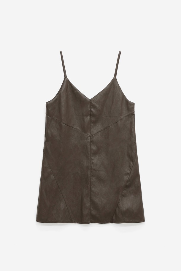 시크 무드 페이크 레더 V넥 슬립 원피스(HBBOPA1)는 여성 고객을 위한 슬림핏 미니 원피스입니다. 부드러운 촉감의 페이크 레더 소재로 제작되었으며, 민소매와 얇은 어깨끈 디자인으로 시원하고 세련된 느낌을 선사합니다. V넥 라인과 세미 A라인 핏으로 페미닌한 무드를 더했으며, 데일리룩부터 연말 모임룩까지 폭넓게 활용 가능합니다. 블랙과 브라운 두 가지 컬러로 출시되어, 다양한 스타일링에 매치하기 용이하며, 레이어드하여 더욱 개성 있는 연출도 가능합니다.
