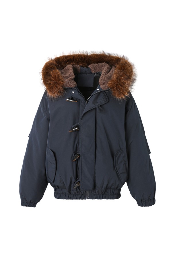 여성 페이크퍼 트리밍 봄버 점퍼(HBBPA52)입니다. 겨울철 캐주얼, 데일리, 아웃도어룩에 모두 잘 어울리는 오버핏 또는 루즈핏의 두꺼운 점퍼입니다. 블랙, 네이비 두 가지 색상으로 출시되었으며, 부드러운 폴리에스터 소재로 제작되었습니다. 후드 부분에 페이크퍼 트리밍, 밑단 및 소매 밴딩, 더플 버튼 디테일이 특징입니다. 안감은 패딩 처리되어 보온성을 높였으며, 출근룩에도 활용 가능한 클래식 스타일의 아이템입니다.
