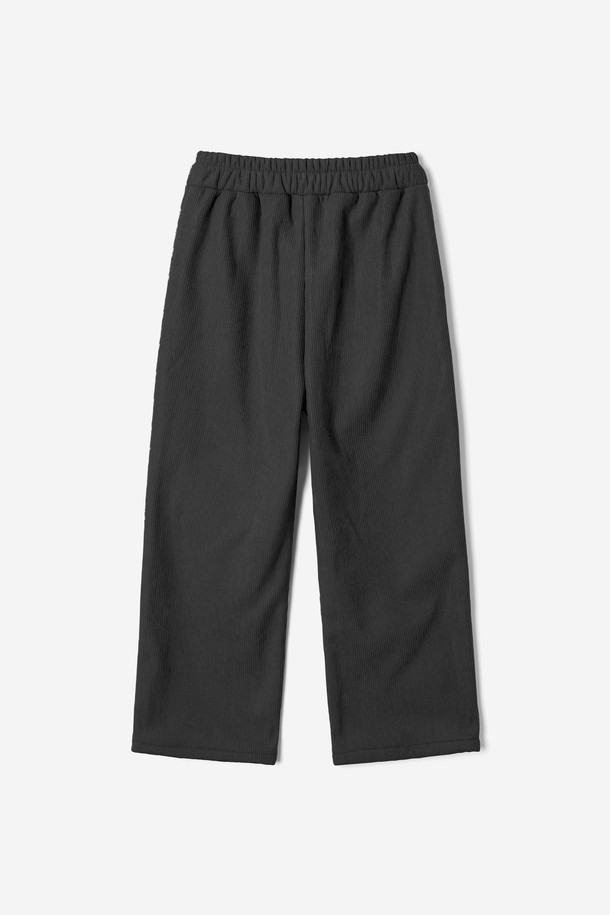 여성 골지 코듀로이 와이드 팬츠(HBBLPA3)는 가을과 겨울에 어울리는 캐주얼 스타일의 바지입니다. 부드러운 촉감의 도톰한 코듀로이 소재와 골지 패턴이 특징이며, 루즈핏 와이드 디자인으로 편안한 착용감을 선사합니다. 허리 전체 밴딩과 양쪽 포켓 디테일로 실용성을 더했으며, 아이보리, 블랙, 민트 세 가지 내추럴한 컬러로 출시되었습니다. 집콕룩, 데일리룩, 캐주얼룩 등 다양한 TPO에 활용 가능하며, 미니멀, 클래식 스타일과도 잘 어울립니다.
