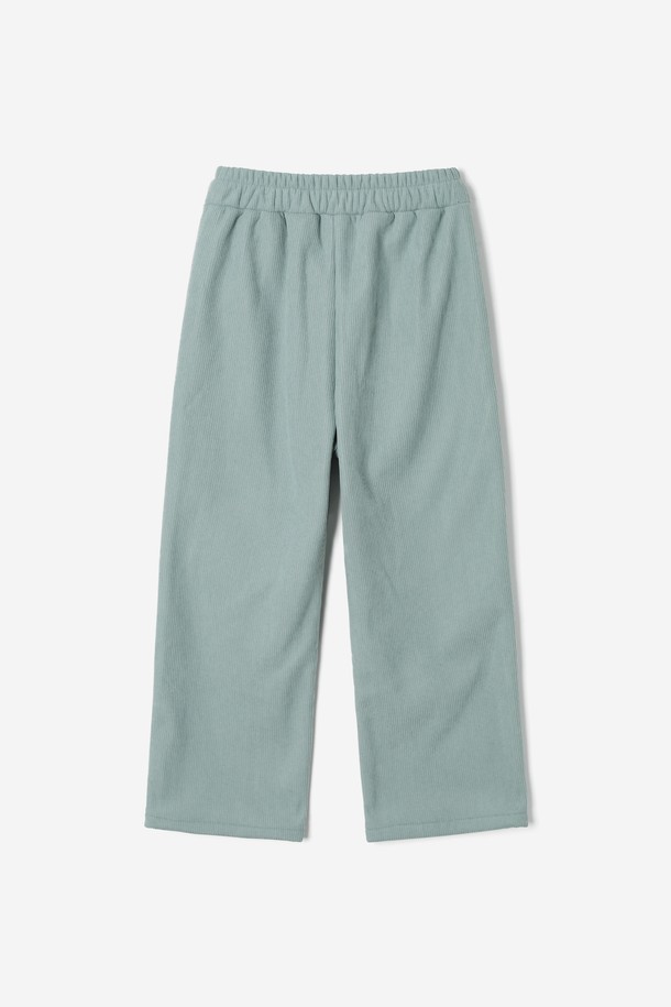 부드러운 촉감의 여성 골지 코듀로이 와이드 팬츠(HBBLPA3)입니다. 가을, 겨울 시즌에 어울리는 두꺼운 두께감으로 따뜻하게 착용할 수 있으며, 루즈핏으로 편안한 착용감을 선사합니다. 허리 밴딩 디자인으로 활동성을 높였으며, 양 사이드 포켓으로 실용성을 더했습니다. 아이보리, 블랙, 민트 세 가지 색상으로 출시되어, 캐주얼, 미니멀, 클래식 등 다양한 스타일을 연출할 수 있습니다. 산책룩, 집콕룩 등 편안한 일상복으로 활용하기 좋습니다.
