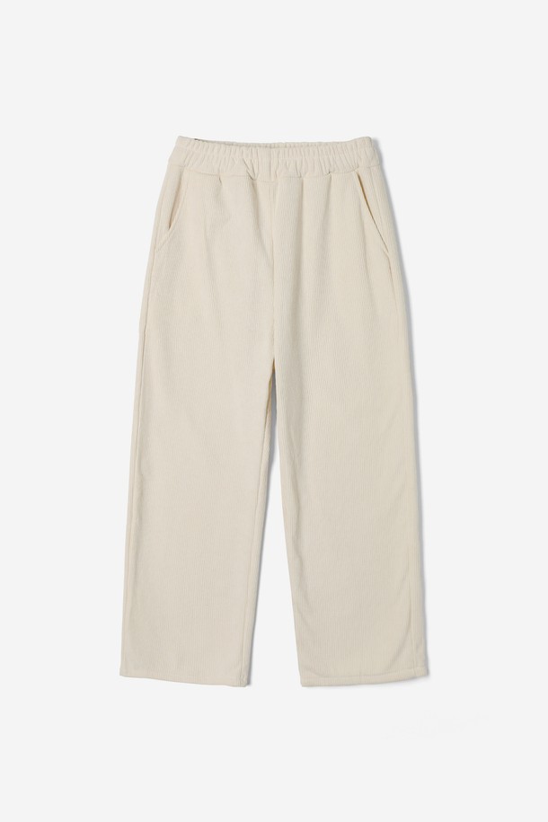 여성 골지 코듀로이 와이드 팬츠(HBBLPA3)는 캐주얼, 미니멀, 클래식 스타일을 아우르는 데일리룩과 집콕룩을 위한 팬츠입니다. 부드러운 촉감의 폴리에스테르 소재로 제작되어 가을, 겨울 시즌에 따뜻하게 착용할 수 있습니다. 골지 코듀로이 패턴과 와이드 핏으로 편안하면서도 트렌디한 스타일을 연출하며, 전체 밴딩 처리로 활동성을 높였습니다. 넉넉한 루즈핏에 긴 기장으로 다리가 길어 보이는 효과를 주며, 양쪽 포켓으로 실용성을 더했습니다. 속이 비치지 않는 소재로 제작되어 안심하고 착용할 수 있습니다.
