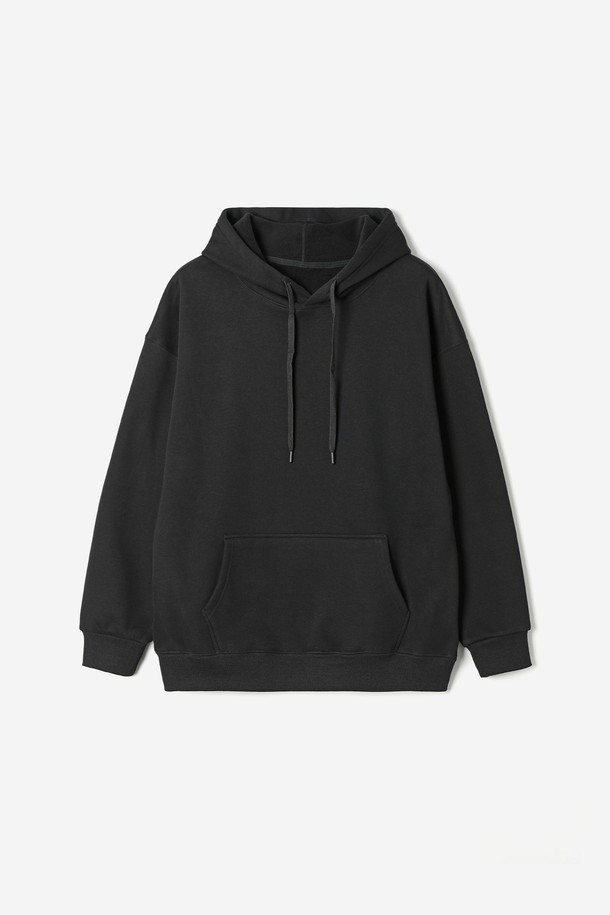 남성 베이직 무지 기모 후디(HBBLTA2)는 부드러운 촉감의 면, 폴리에스터 혼방 소재로 제작되어 가을, 겨울 시즌에 따뜻하게 착용할 수 있는 후디입니다. 캐주얼하고 미니멀한 스타일로, 데일리, 캐주얼, 원마일웨어 등 다양한 TPO에 활용 가능합니다. 캥거루 포켓과 후드 스트링 디테일, 레귤러핏과 오버핏으로 연출 가능한 핏, 그리고 무지 디자인이 특징입니다. 블랙, 그레이, 화이트 3가지 컬러로 제공되며, 두꺼운 두께감과 기모 안감으로 보온성을 높였습니다. 집콕룩, 산책룩 등 편안한 스타일을 완성해보세요.
