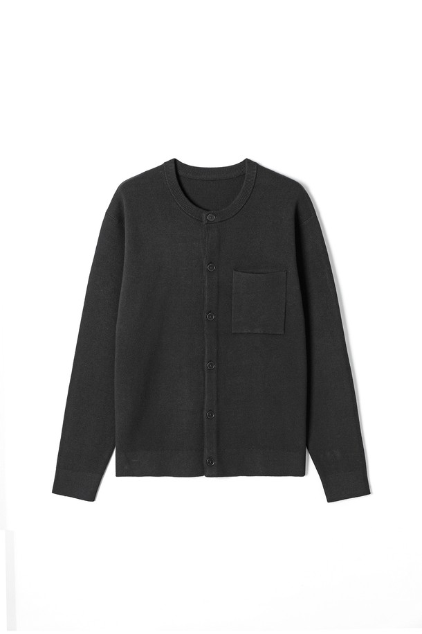 남성 베이직 라운드넥 버튼 카디건(HB9GD01)은 봄, 가을 시즌에 활용하기 좋은 남성용 니트 카디건입니다. 부드러운 촉감의 나일론, 레이온, 폴리에스테르 혼방 소재로 제작되어 편안한 착용감을 선사합니다. 미니멀한 디자인과 무지 패턴, 세미루즈핏으로 어떤 룩에도 자연스럽게 어울리며, 가슴 포켓 디테일로 포인트를 더했습니다. 라운드넥과 버튼 여밈 방식으로 클래식한 무드를 연출하며, 출근룩과 비즈니스 캐주얼 스타일에도 적합합니다. 긴소매 기장과 보통 두께감으로 간절기에는 단독으로, 쌀쌀한 날씨에는 이너로 활용하여 활동적인 스타일을 완성할 수 있습니다.

