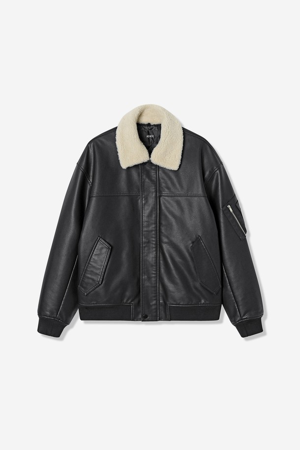 남성 퍼(Fur) 탈착 페이크 레더 패딩 점퍼(HBALE11)는 겨울철 스타일과 보온성을 모두 갖춘 아우터입니다. 블랙(BLACK)과 딥 브라운(DK-BROWN) 두 가지 색상으로 출시되었으며, 스트릿, 빈티지, 미니멀 스타일을 즐겨 입는 남성분들께 추천합니다. 인조 퍼(Fur) 카라가 탈착 가능하여 투웨이(two-way) 스타일링이 가능하며, 넉넉한 핏으로 두꺼운 이너와 함께 착용하기 좋습니다. 안감은 폴리에스터를 사용했으며, 항공 점퍼 스타일의 디자인으로 캐주얼하고 데일리한 룩을 연출할 수 있습니다.
