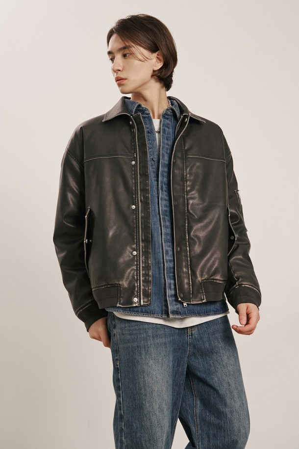 남성 퍼(Fur) 탈착 페이크 레더 패딩 점퍼(HBALE11)는 겨울철 스타일과 보온성을 동시에 잡을 수 있는 아우터입니다. 부드러운 촉감의 페이크 레더 소재와 넉넉한 루즈핏, 오버핏으로 편안한 착용감을 선사하며, 탈착 가능한 퍼(Fur) 디테일로 다양한 스타일 연출이 가능합니다. 무지 패턴에 비대칭 포켓 디자인과 절개 라인 디테일이 더해져 캐주얼, 미니멀, 스트릿 등 폭넓은 스타일을 소화합니다. 두꺼운 두께감으로 겨울철 두꺼운 이너와 함께 착용하여 보온성을 높일 수 있으며, 블랙, 딥 브라운 두 가지 컬러로 만나보실 수 있습니다.
