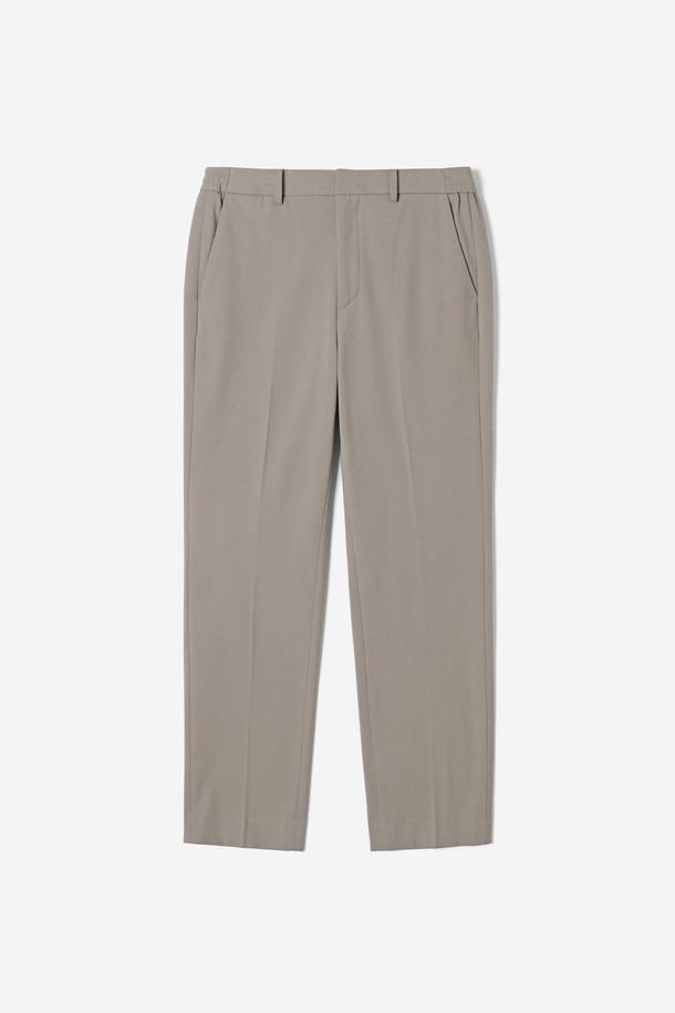 남성 속 기모 테이퍼드 팬츠(HBALP11)는 겨울과 가을, 쌀쌀한 날씨에 따뜻하게 착용할 수 있는 남성용 바지입니다. 레이온, 폴리에스터, 폴리우레탄 혼방 소재로 제작되어 부드러운 촉감을 자랑하며, 안감은 기모 처리되어 보온성을 높였습니다. 미니멀하고 클래식한 스타일을 추구하며, 데일리룩, 오피스룩, 비즈니스 캐주얼, 포멀룩 등 다양한 TPO에 활용 가능합니다. 허리 벨트 고리, 사이드 포켓, 백 포켓 디테일과 깔끔한 테이퍼드 실루엣으로 세련된 핏을 연출하며, 베이지(BEIGE)와 블랙(BLACK) 두 가지 색상으로 출시되었습니다.
