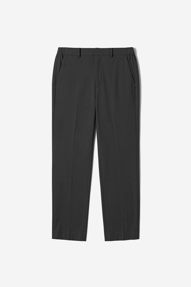 남성 속기모 테이퍼드 팬츠(HBALP11)는 가을, 겨울 시즌에 어울리는 남성용 바지입니다. 베이지와 블랙 두 가지 색상으로 출시되었으며, 일상, 오피스, 포멀, 비즈니스 캐주얼 등 다양한 TPO에 활용 가능합니다. 레이온, 폴리에스터, 폴리우레탄 혼방의 부드러운 소재로 제작되어 편안한 착용감을 선사하며, 기모 안감으로 보온성을 높였습니다. 레귤러핏 테이퍼드 디자인으로 클래식하고 미니멀한 스타일을 연출하며, 벨트 루프, 사이드 포켓, 백 포켓 등의 디테일과 신축성 있는 착용감을 제공합니다.
