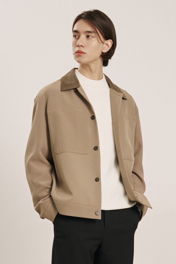 남성 T/R 빅 더블 아웃 포켓 트러커(HB9UJ01)는 다크베이지와 블랙 두 가지 색상으로 출시된 남성용 트러커 재킷입니다. 봄, 여름, 가을, 겨울 사계절 모두 착용 가능하며, 캐주얼 및 워크웨어 스타일 연출에 적합합니다. 루즈핏으로 편안함을 더했으며, 무지 디자인에 오각형 모양의 가슴 포켓, 대비색상 칼라, 밑단 스트링 조절 기능이 돋보입니다. 폴리에스테르와 폴리우레탄 혼방 소재로 제작되어 부드러운 촉감을 선사하며, 주름 방지 기능으로 관리가 용이합니다. 버튼 여밈 방식의 레귤러 기장으로 다양한 스타일링에 활용할 수 있습니다.
