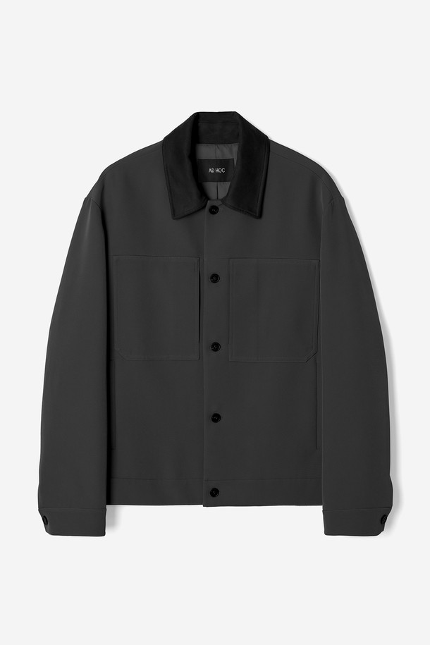 남성 T/R 빅 더블 아웃 포켓 트러커(HB9UJ01)는 캐주얼과 워크웨어 스타일을 넘나드는 남성용 트러커 재킷입니다. 다크베이지와 블랙 두 가지 색상으로 출시되었으며, 넉넉한 루즈핏과 세미 루즈핏으로 편안한 착용감을 선사합니다. 가슴 펜타곤 포켓 디테일과 칼라 배색이 돋보이며, 하단 스트링 조절이 가능하여 다양한 스타일 연출이 용이합니다. 폴리에스테르와 폴리우레탄 혼방 소재로 제작되어 구김이 적고 부드러운 촉감을 자랑합니다. 중간 두께감과 긴 소매 기장으로 간절기부터 초겨울까지 폭넓게 활용할 수 있습니다.
