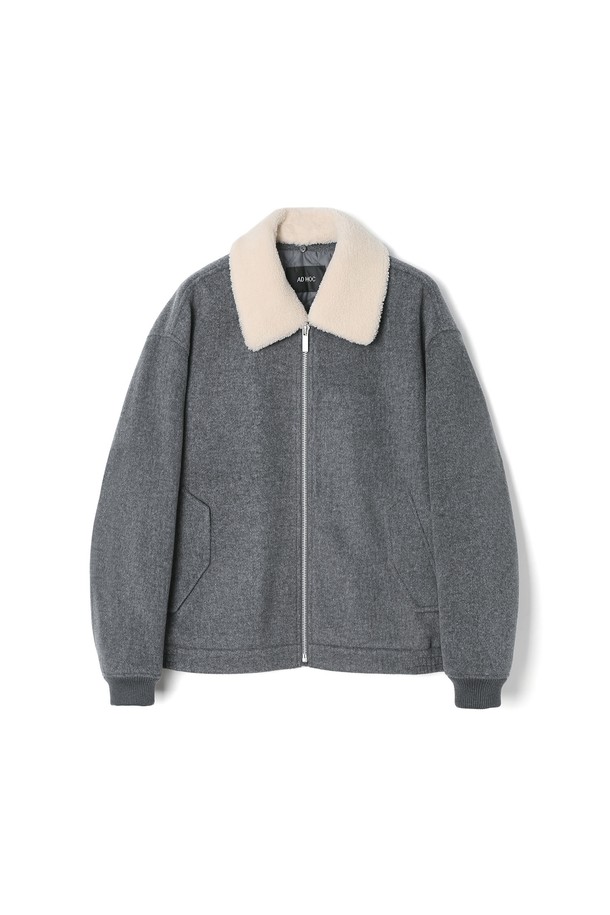 남성 페이크퍼 탈착 브러시 점퍼(HBAUJ41)는 캐주얼, 미니멀, 클래식 스타일을 아우르는 남성용 점퍼입니다. 그레이와 네이비 두 가지 색상으로 출시되었으며, 세미오버핏으로 편안한 착용감을 선사합니다. 겨울철 보온성을 높여주는 두꺼운 두께감과 부드러운 촉감의 아크릴, 폴리에스터 혼방 소재로 제작되었습니다. 페이크퍼 탈착이 가능하며, 사이드 립 디테일, 블루종 스타일, 퀼팅 안감이 특징입니다. 집업 방식으로 간편하게 착용할 수 있으며, 레귤러 기장의 긴소매 디자인으로 다양한 스타일 연출에 용이합니다.
