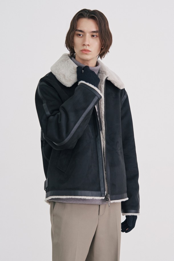 남성 페이크 스웨이드 오버핏 무스탕(HBBMU40)은 부드러운 촉감의 페이크 스웨이드와 인조 퍼를 합포하여 보온성을 높인 겨울철 필수 아우터입니다. 다크그레이와 블랙 두 가지 색상으로 출시되었으며, 넉넉한 오버핏으로 두꺼운 이너와 함께 편안하게 착용 가능합니다. 캐주얼, 포멀 등 다양한 스타일을 연출할 수 있으며, 출근룩이나 모임룩에도 적합합니다. 활동성을 고려한 디자인과 실용적인 포켓 디테일이 돋보입니다. 집업 방식으로 간편하게 착용할 수 있으며, 미니멀하고 클래식한 분위기를 자아냅니다.
