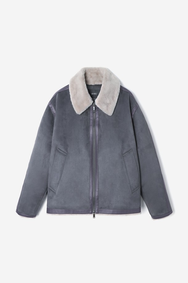 남성 페이크 스웨이드 오버핏 무스탕(HBBMU40)은 부드러운 촉감의 인조 스웨이드 소재와 따뜻한 인조 퍼 안감으로 제작되어 겨울철 보온성을 높였습니다. 다크그레이와 블랙 두 가지 색상으로 출시되었으며, 넉넉한 오버핏 실루엣과 집업 여밈 방식, 포켓 디테일이 특징입니다. 캐주얼, 미니멀, 클래식 스타일을 아우르며, 일상, 캐주얼, 포멀한 차림새에도 잘 어울립니다. 출근룩으로도 활용 가능한 베이직하고 심플한 디자인의 무스탕입니다.
