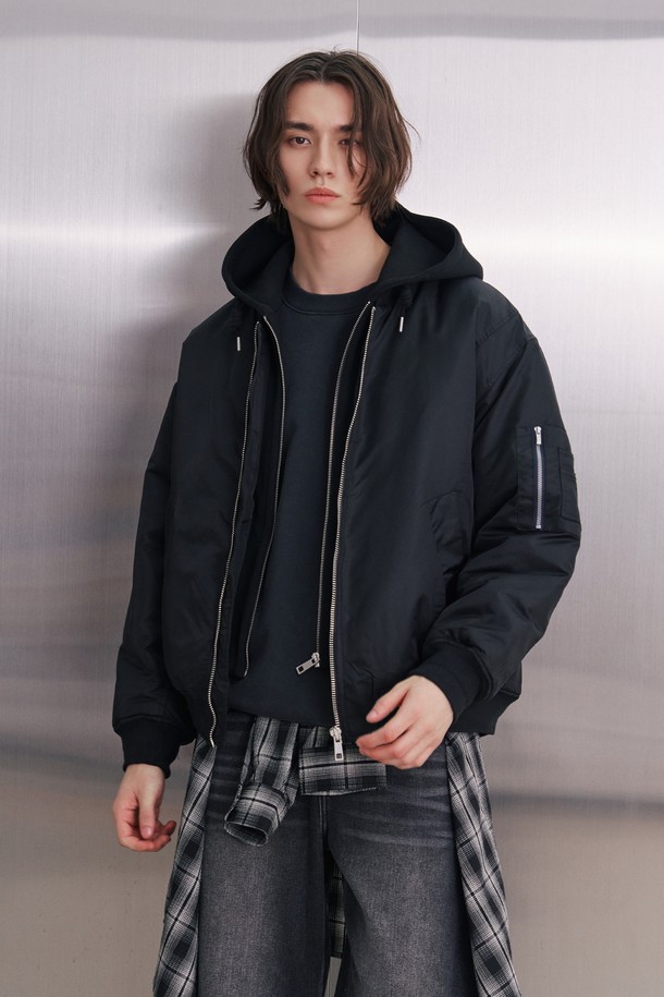 남성 어반 시크 레이어드 후드 항공 점퍼(HBAUJ42)는 캐주얼과 스트리트, 미니멀 스타일을 아우르는 아우터입니다. 그레이와 블랙 두 가지 색상으로 출시되었으며, 봄, 가을에 적합한 보통 두께의 제품입니다. 루즈핏과 오버핏으로 편안한 착용감을 선사하며, 후드 탈부착이 가능하여 다양한 스타일 연출이 가능합니다. 폴리에스테르, 레이온, 폴리우레탄 혼방 소재로 제작되어 부드러운 촉감을 느낄 수 있으며, 팔 포켓과 립 디테일이 돋보입니다. 집업 방식으로 간편하게 착용할 수 있으며, 레이어드 스타일 연출에 용이합니다.
