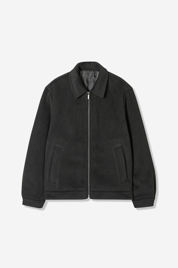 남성 폴리브러쉬 베이직 집업 블루종(HBAUJ40)은 가을과 겨울에 어울리는 남성용 아우터입니다. 라이트베이지, 차콜그레이, 블랙 세 가지 색상으로 출시되었으며, 일상 및 비즈니스 캐주얼 스타일에 적합합니다. 부드러운 촉감의 아크릴과 폴리에스테르 혼방 소재로 제작되어 두꺼운 두께감과 보온성을 자랑합니다. 미니멀하고 베이직한 디자인에 스탠다드 칼라, 사이드 포켓, 소매 버튼 디테일, 기모 안감이 더해져 실용성과 스타일을 모두 갖춘 제품입니다. 레귤러핏과 긴 소매 기장으로 어떤 옷에도 쉽게 매치할 수 있어 출근룩으로도 활용하기 좋습니다.
