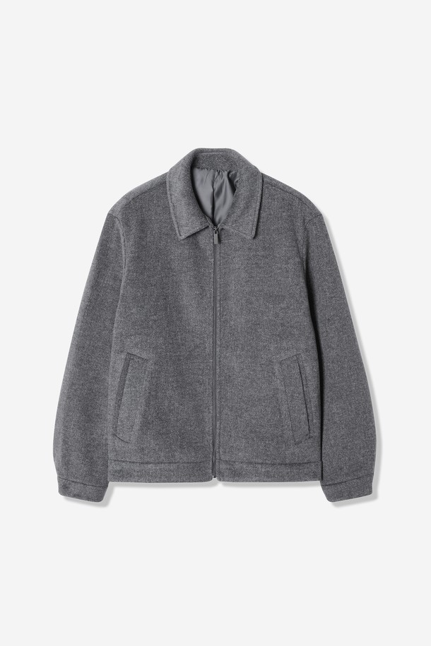 남성 폴리브러쉬 베이직 집업 블루종(HBAUJ40)은 가을, 겨울 시즌 착용하기 좋은 남성용 블루종입니다. 라이트베이지, 차콜그레이, 블랙 세 가지 색상으로 출시되었으며, 겉감은 아크릴과 폴리에스터 혼방 소재, 안감은 플리스로 제작되어 부드러운 촉감과 뛰어난 보온성을 제공합니다. 레귤러핏에 집업 스타일로 편안하게 착용 가능하며, 스탠다드 칼라, 사이드 포켓, 소매 버튼 디테일이 돋보입니다. 비즈니스 캐주얼 및 출근룩, 캐주얼 스타일 모두 소화 가능하여 활용도가 높습니다.
