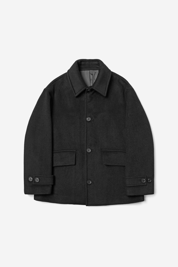 남성 칼라넥 숏 발마칸 코트(HBAHC14)는 클래식한 무드를 선호하는 남성을 위한 겨울철 필수 아이템입니다. 차콜 그레이, 블랙, 다크브라운 세 가지 색상으로 출시되었으며, 루즈핏 또는 오버핏으로 편안하게 착용 가능합니다. 울, 나일론, 레이온, 면, 아크릴, 폴리에스테르 등 다양한 소재를 혼방하여 제작되었으며, 두꺼운 두께감으로 따뜻함을 선사합니다. 칼라넥 디자인과 플랩 포켓, 소매 스트랩 버튼 디테일이 돋보이며, 데일리, 비즈니스, 포멀한 자리에 모두 잘 어울리는 활용도 높은 발마칸 코트입니다. 비즈니스 캐주얼, 출근룩, 모임룩 등 다양한 TPO에 맞춰 미니멀하고 시크한 스타일을 연출해보세요.
