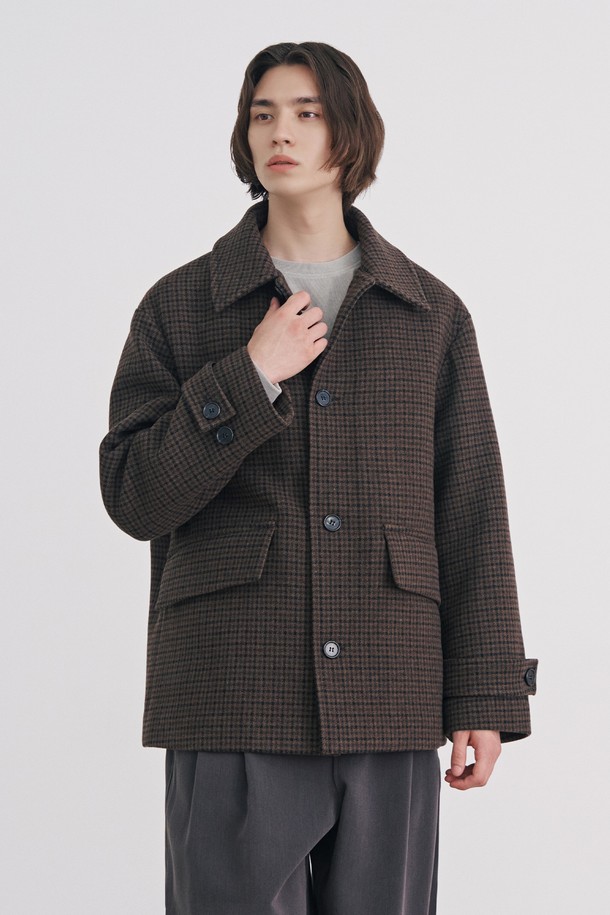 남성 칼라넥 숏 발마칸 코트(HBAHC14)는 가을과 겨울, 출근룩과 비즈니스 캐주얼에 어울리는 클래식 스타일의 코트입니다. 차콜 그레이, 블랙, 다크브라운 세 가지 색상으로 출시되었으며, 울, 폴리에스터, 나일론, 레이온, 면, 아크릴 등 다양한 소재로 제작되었습니다. 세미 오버핏의 숏 기장 디자인으로, 스탠다드 카라와 플랩 포켓, 소매 스트랩 버튼 디테일이 돋보입니다. 부드러운 촉감과 싱글 버튼 여밈 방식으로 편안하게 착용할 수 있으며, 데일리룩, 격식 있는 자리에서도 활용 가능합니다.
