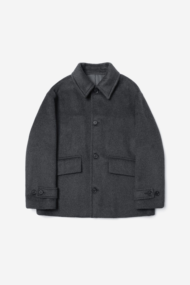 남성 칼라넥 숏 발마칸 코트(HBAHC14)는 클래식한 무드의 발마칸 코트입니다. CH-GREY, BLACK, DK-BROWN 세 가지 색상으로 출시되었으며, 숏 기장과 세미 오버핏 또는 루즈핏으로 편안하게 착용할 수 있습니다. 모, 폴리에스터, 나일론, 레이온, 면, 아크릴 등 다양한 소재가 혼방되어 보통에서 두꺼운 두께감을 가지며, 부드러운 촉감을 선사합니다. 스탠다드 카라, 플랩 포켓, 소매 스트랩 버튼 디테일이 돋보이며, 데일리룩, 출퇴근룩, 격식 있는 자리에 모두 잘 어울립니다.
