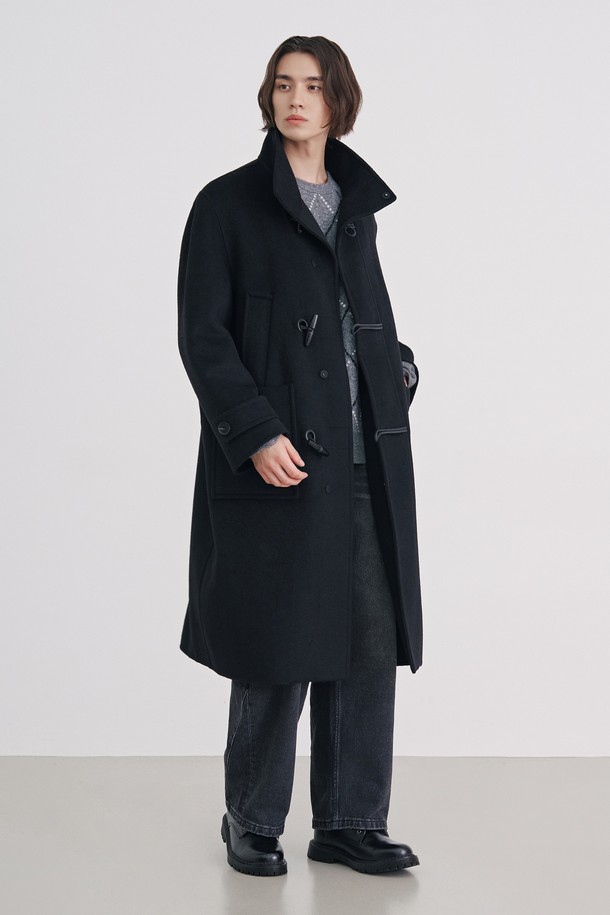 남성 하이넥 더플 코트(HBAHC11)는 클래식한 무드를 자아내는 블랙 컬러의 롱 기장 더플 코트입니다. 가을과 겨울에 착용하기 좋으며, 일상, 출근, 모임, 데이트 등 다양한 TPO에 활용할 수 있습니다. 하이넥 디자인과 포켓 디테일이 돋보이며, 오버핏으로 제작되어 편안한 착용감을 선사합니다. 나일론, 레이온, 면, 모, 아크릴, 폴리에스터 등 다양한 소재가 혼방되어 두꺼운 두께감과 보통의 촉감을 제공합니다. 토글 여밈 방식과 긴 소매가 특징이며, 안감은 폴리에스터로 마감되었습니다.
