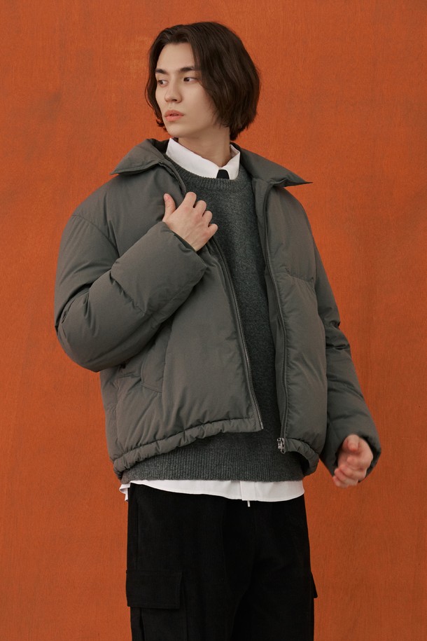 남성 카라형 심플 숏푸퍼 패딩(HBBDO01)은 겨울철 추위를 스타일리시하게 녹여줄 아우터입니다. 블랙과 카키 두 가지 색상으로 출시되어, 일상 및 스트릿 패션에 모두 활용하기 좋습니다. 세미 오버핏으로 편안한 착용감을 선사하며, 나일론과 폴리에스테르 혼방 소재로 제작되어 부드러운 촉감을 자랑합니다. 카라형 넥라인과 사이드 포켓, 백 스트랩 디테일이 돋보이며, 덕다운 80%와 덕페더 20%의 충전재로 뛰어난 보온성을 제공합니다. 출근룩, 미니멀, 클래식, 스트리트 등 다양한 스타일을 연출할 수 있는 실용적인 숏푸퍼 패딩입니다.

