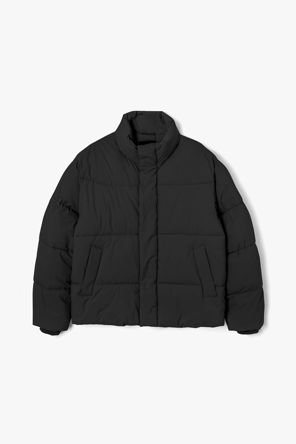 베이직 숏 푸퍼 패딩 점퍼(HBAPA90)는 겨울철 따뜻함을 책임지는 필수 아이템입니다. 라이트베이지, 블랙, K-그레이 세 가지 다채로운 색상으로 출시되어 어떤 스타일에도 쉽게 매치할 수 있습니다. 숏 기장과 레귤러핏으로 제작되어 활동성을 높였으며, 지퍼형 여밈 방식으로 편안하게 착용할 수 있습니다. 부드러운 폴리에스터 소재에 두꺼운 두께감, 하이넥 디자인과 사이드 포켓 디테일까지 더해져 보온성과 실용성을 모두 갖췄습니다. 미니멀하고 베이직한 디자인으로 데일리룩에 활용하기 좋습니다.
