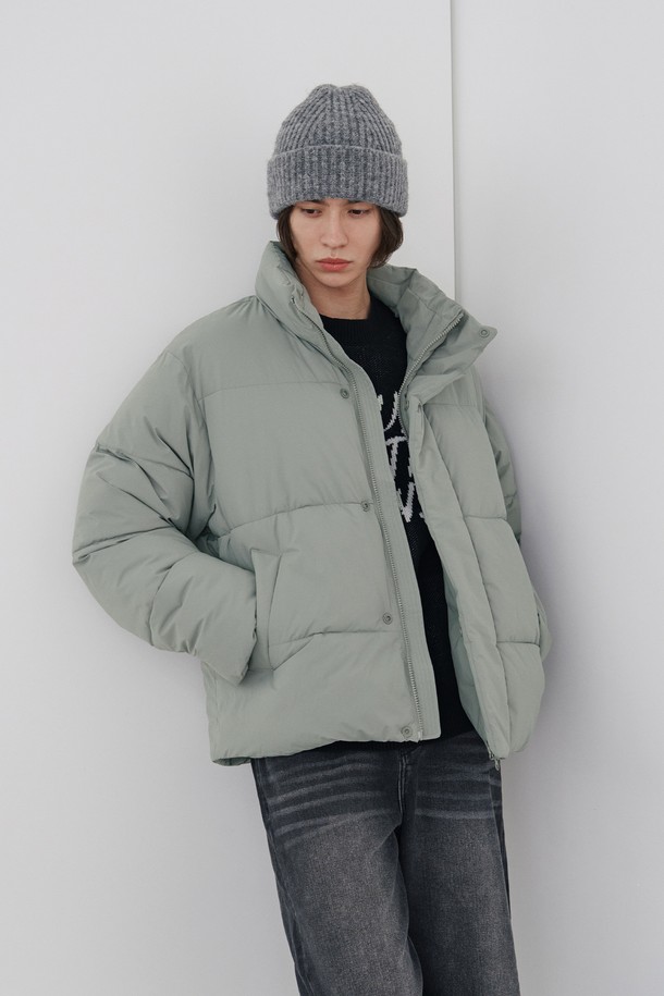 베이직 숏 푸퍼 패딩 점퍼(HBAPA90)는 미니멀하고 베이직한 스타일을 추구하는 공용 아우터입니다. 부드러운 촉감의 폴리에스테르 소재로 제작되었으며, 숏 기장의 레귤러 핏으로 편안하게 착용 가능합니다. 겨울철 출근룩에 적합하며, 무지 디자인과 하이넥 스타일, 사이드 포켓 디테일이 깔끔한 실루엣을 연출합니다. 블랙, LT-BEIGE, K-GREY 세 가지 색상으로 만나볼 수 있으며, 집업 여밈 방식과 긴 소매 기장으로 보온성을 높였습니다. 두꺼운 두께감으로 따뜻하게 착용할 수 있는 푸퍼 패딩 점퍼입니다.
