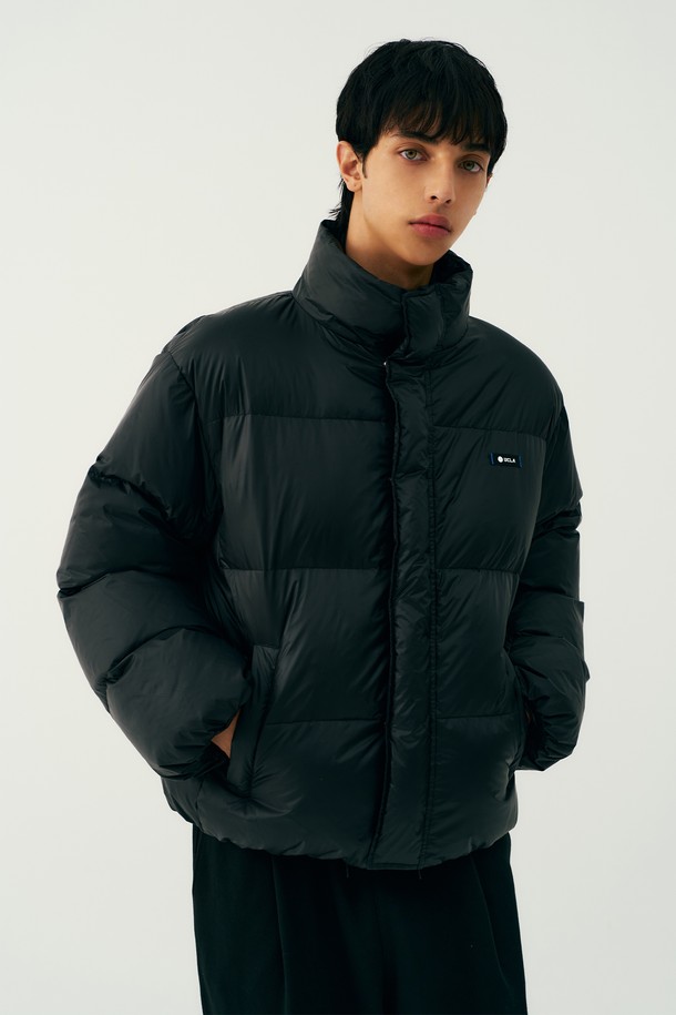 남녀공용 데일리 스몰로고 트리밍 다운 숏패딩[BLACK](UBADO21_39)은 겨울철 캐주얼 스타일을 위한 필수 아이템입니다. 오리털 충전재와 숏 기장으로 보온성을 높였으며, 가볍고 부드러운 촉감을 자랑합니다. 하이넥 디자인과 밑단 스트링, 실용적인 포켓 디테일이 돋보이며, 미니멀한 로고 패치로 포인트를 더했습니다. 블랙, LT-KHAKI 두 가지 색상으로 출시되어 데일리룩, 시티보이룩에 폭넓게 활용 가능합니다. 지퍼형 여밈 방식으로 간편하게 착용할 수 있습니다.
