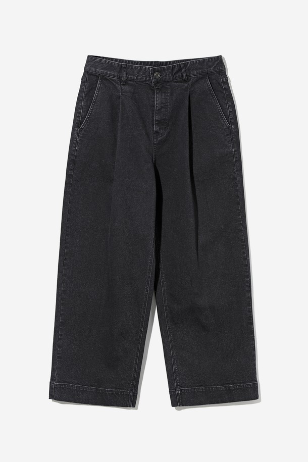 남녀공용 원턱 와이드 데님 팬츠[BLACK](UBADP90_39)는 캐주얼과 클래식 스타일을 모두 아우르는 데님 팬츠입니다. 봄, 여름, 가을, 겨울 사계절 모두 착용 가능하며, 유행을 타지 않는 블랙 컬러의 무지 디자인으로 폭넓게 활용할 수 있습니다. 넉넉한 와이드 핏과 부드러운 촉감, 약간의 신축성이 편안한 착용감을 선사합니다. 원턱 디테일과 클래식한 포켓 디자인이 돋보이며, 뒷면 레터 라벨로 포인트를 더했습니다. 비침 걱정 없이 데일리룩을 완성해보세요.
