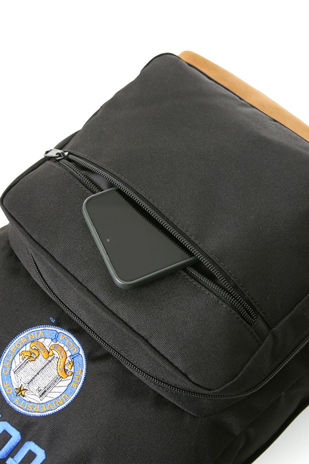 UCLA 로고 베이직 백팩[BLACK](UBRAG64_39)은 캐주얼, 미니멀 스타일을 추구하는 남성분들을 위한 데일리 백팩입니다. 나일론 소재로 제작되어 튼튼하며, 사각 형태와 블랙 컬러가 심플한 디자인을 완성합니다. 가방 전면에 UCLA 로고 자수 디테일이 포인트로 들어가 있으며, 바닥에는 스웨이드 패치를 덧대어 내구성을 높였습니다. 지퍼형 잠금 방식으로 내용물을 안전하게 보관할 수 있으며, 출근룩에도 활용하기 좋은 실용적인 백팩입니다. 미디엄 사이즈로, 일상생활에 필요한 물품들을 적절하게 수납할 수 있습니다.
