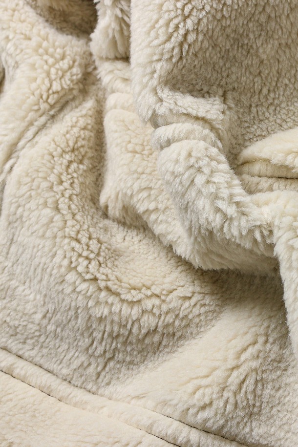 남녀공용 프레피 씰 로고 버클 무스탕[BROWN](UBAMU20_55)은 가을과 겨울에 따뜻하고 스타일리시하게 연출할 수 있는 아우터입니다. 브라운 컬러의 레귤러핏 무스탕으로, 캐주얼하면서도 프레피한 무드를 연출합니다. 안감은 퍼 소재로 제작되어 부드러운 촉감과 뛰어난 보온성을 제공하며, 긴 소매와 버클, 집업 여밈 방식으로 편안하게 착용할 수 있습니다. 씰 로고 패턴이 돋보이며, 데이트룩과 출근룩 등 다양한 TPO에 활용 가능합니다. 두꺼운 두께감으로 추운 날씨에도 따뜻함을 유지해 줍니다.
