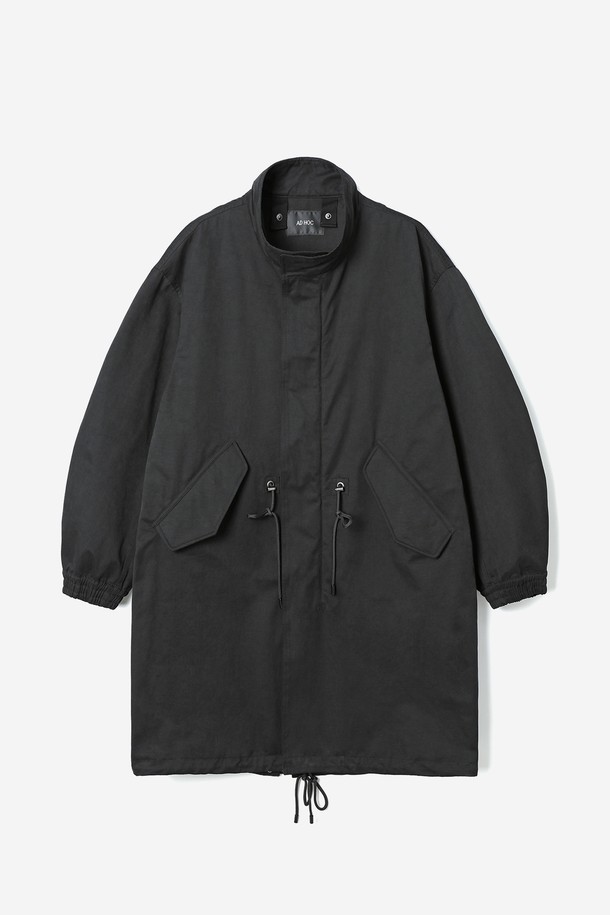 남녀공용 패딩 탈부착 야상 점퍼(HBAUJ43)는 가을과 겨울, 일상 및 출근룩, 캠핑룩에 활용하기 좋은 오버핏 야상 점퍼입니다. 무지 디자인의 블랙 컬러로, 캐주얼, 스트릿, 미니멀 스타일을 모두 소화할 수 있습니다. 롱 기장의 두꺼운 야상으로, 부드러운 촉감의 나일론과 폴리에스테르 혼방 소재를 사용했습니다. 탈부착 가능한 패딩으로 보온성을 높였으며, 이너만 단독으로 착용할 수도 있어 실용적입니다. 지퍼형 여밈 방식으로 간편하게 착용 가능하며, 긴 소매 디자인입니다.
