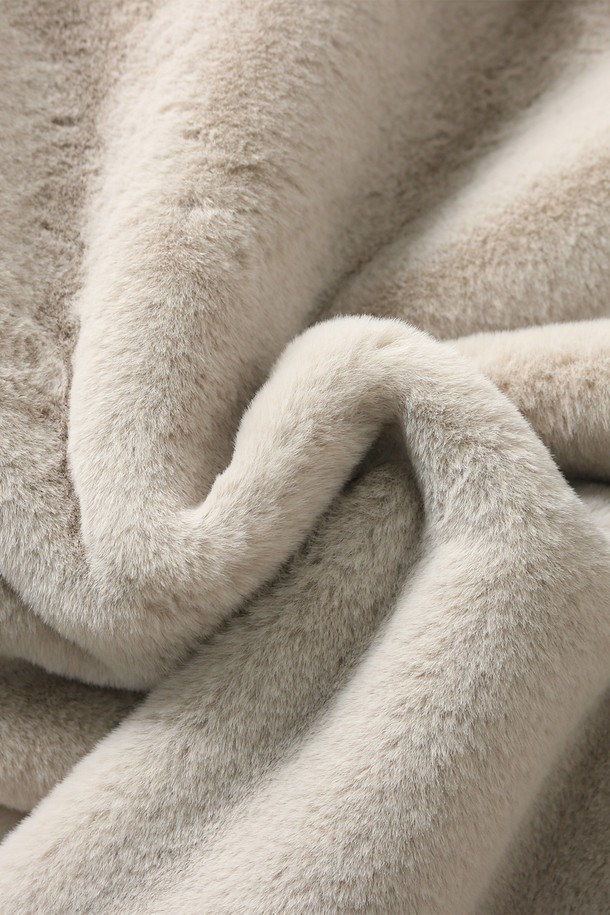 남성 페이크 스웨이드 오버핏 무스탕(HBBMU40)은 부드러운 촉감의 페이크 스웨이드와 인조 퍼를 합포하여 보온성을 높인 겨울철 필수 아우터입니다. 다크그레이와 블랙 두 가지 색상으로 출시되었으며, 넉넉한 오버핏으로 두꺼운 이너와 함께 편안하게 착용 가능합니다. 캐주얼, 포멀 등 다양한 스타일을 연출할 수 있으며, 출근룩이나 모임룩에도 적합합니다. 활동성을 고려한 디자인과 실용적인 포켓 디테일이 돋보입니다. 집업 방식으로 간편하게 착용할 수 있으며, 미니멀하고 클래식한 분위기를 자아냅니다.
