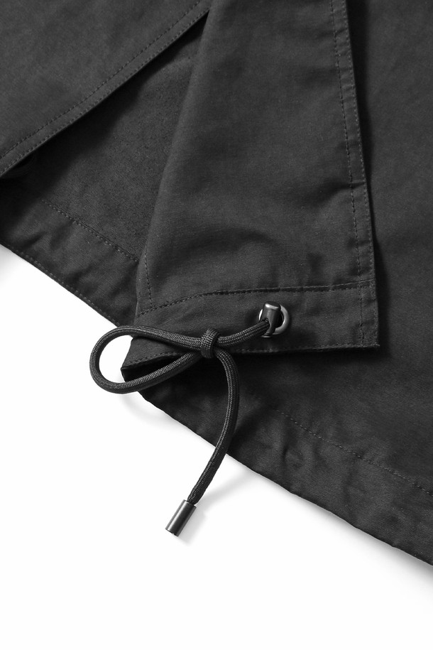 남녀공용 패딩 탈부착 야상 점퍼(HBAUJ43)는 가을과 겨울, 일상 및 출근룩, 캠핑룩에 활용하기 좋은 오버핏 야상 점퍼입니다. 무지 디자인의 블랙 컬러로, 캐주얼, 스트릿, 미니멀 스타일을 모두 소화할 수 있습니다. 롱 기장의 두꺼운 야상으로, 부드러운 촉감의 나일론과 폴리에스테르 혼방 소재를 사용했습니다. 탈부착 가능한 패딩으로 보온성을 높였으며, 이너만 단독으로 착용할 수도 있어 실용적입니다. 지퍼형 여밈 방식으로 간편하게 착용 가능하며, 긴 소매 디자인입니다.
