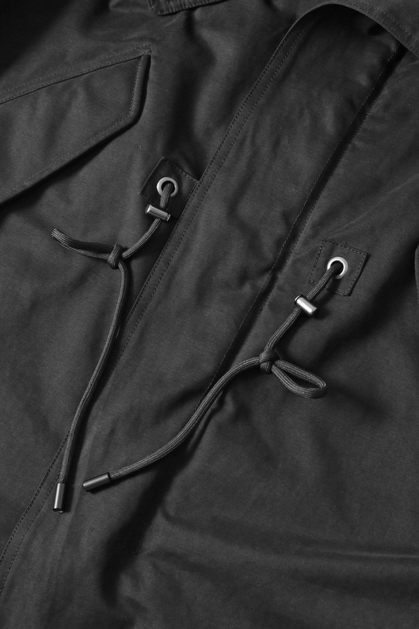 남녀공용 패딩 탈부착 야상 점퍼(HBAUJ43)는 가을과 겨울, 일상 및 출근룩, 캠핑룩에 활용하기 좋은 오버핏 야상 점퍼입니다. 무지 디자인의 블랙 컬러로, 캐주얼, 스트릿, 미니멀 스타일을 모두 소화할 수 있습니다. 롱 기장의 두꺼운 야상으로, 부드러운 촉감의 나일론과 폴리에스테르 혼방 소재를 사용했습니다. 탈부착 가능한 패딩으로 보온성을 높였으며, 이너만 단독으로 착용할 수도 있어 실용적입니다. 지퍼형 여밈 방식으로 간편하게 착용 가능하며, 긴 소매 디자인입니다.
