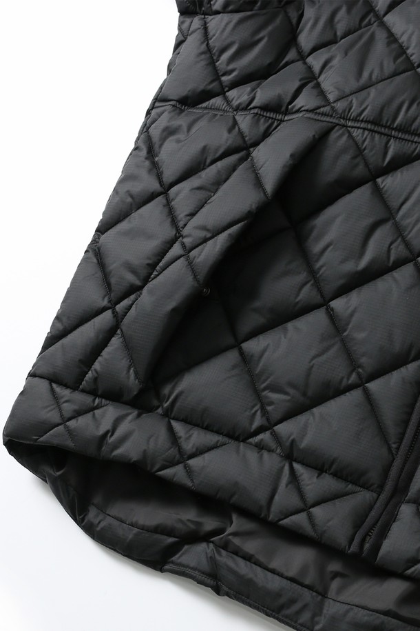 남녀공용 패딩 탈부착 야상 점퍼(HBAUJ43)는 가을과 겨울, 일상 및 출근룩, 캠핑룩에 활용하기 좋은 오버핏 야상 점퍼입니다. 무지 디자인의 블랙 컬러로, 캐주얼, 스트릿, 미니멀 스타일을 모두 소화할 수 있습니다. 롱 기장의 두꺼운 야상으로, 부드러운 촉감의 나일론과 폴리에스테르 혼방 소재를 사용했습니다. 탈부착 가능한 패딩으로 보온성을 높였으며, 이너만 단독으로 착용할 수도 있어 실용적입니다. 지퍼형 여밈 방식으로 간편하게 착용 가능하며, 긴 소매 디자인입니다.
