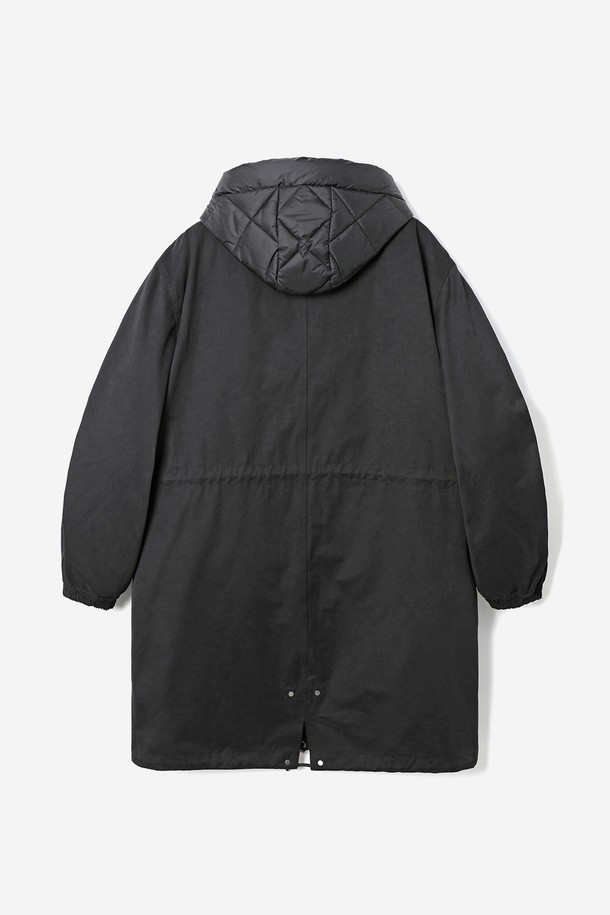 남녀공용 패딩 탈부착 야상 점퍼(HBAUJ43)는 가을과 겨울, 일상 및 출근룩, 캠핑룩에 활용하기 좋은 오버핏 야상 점퍼입니다. 무지 디자인의 블랙 컬러로, 캐주얼, 스트릿, 미니멀 스타일을 모두 소화할 수 있습니다. 롱 기장의 두꺼운 야상으로, 부드러운 촉감의 나일론과 폴리에스테르 혼방 소재를 사용했습니다. 탈부착 가능한 패딩으로 보온성을 높였으며, 이너만 단독으로 착용할 수도 있어 실용적입니다. 지퍼형 여밈 방식으로 간편하게 착용 가능하며, 긴 소매 디자인입니다.
