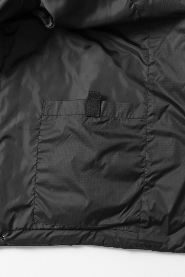 남녀공용 패딩 탈부착 야상 점퍼(HBAUJ43)는 가을과 겨울, 일상 및 출근룩, 캠핑룩에 활용하기 좋은 오버핏 야상 점퍼입니다. 무지 디자인의 블랙 컬러로, 캐주얼, 스트릿, 미니멀 스타일을 모두 소화할 수 있습니다. 롱 기장의 두꺼운 야상으로, 부드러운 촉감의 나일론과 폴리에스테르 혼방 소재를 사용했습니다. 탈부착 가능한 패딩으로 보온성을 높였으며, 이너만 단독으로 착용할 수도 있어 실용적입니다. 지퍼형 여밈 방식으로 간편하게 착용 가능하며, 긴 소매 디자인입니다.
