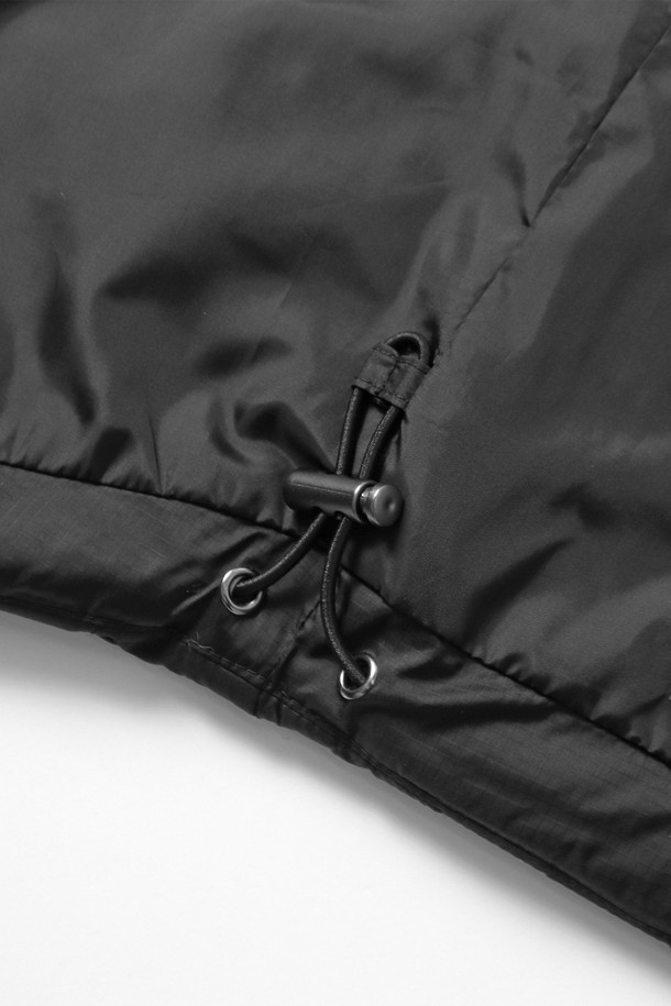 남녀공용 패딩 탈부착 야상 점퍼(HBAUJ43)는 가을과 겨울, 일상 및 출근룩, 캠핑룩에 활용하기 좋은 오버핏 야상 점퍼입니다. 무지 디자인의 블랙 컬러로, 캐주얼, 스트릿, 미니멀 스타일을 모두 소화할 수 있습니다. 롱 기장의 두꺼운 야상으로, 부드러운 촉감의 나일론과 폴리에스테르 혼방 소재를 사용했습니다. 탈부착 가능한 패딩으로 보온성을 높였으며, 이너만 단독으로 착용할 수도 있어 실용적입니다. 지퍼형 여밈 방식으로 간편하게 착용 가능하며, 긴 소매 디자인입니다.
