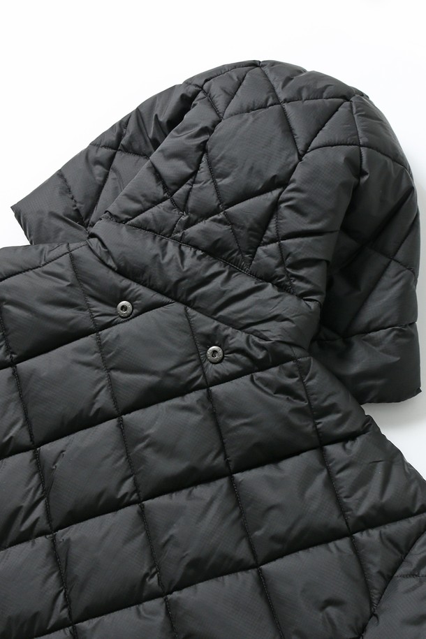 남녀공용 패딩 탈부착 야상 점퍼(HBAUJ43)는 가을과 겨울, 일상 및 출근룩, 캠핑룩에 활용하기 좋은 오버핏 야상 점퍼입니다. 무지 디자인의 블랙 컬러로, 캐주얼, 스트릿, 미니멀 스타일을 모두 소화할 수 있습니다. 롱 기장의 두꺼운 야상으로, 부드러운 촉감의 나일론과 폴리에스테르 혼방 소재를 사용했습니다. 탈부착 가능한 패딩으로 보온성을 높였으며, 이너만 단독으로 착용할 수도 있어 실용적입니다. 지퍼형 여밈 방식으로 간편하게 착용 가능하며, 긴 소매 디자인입니다.
