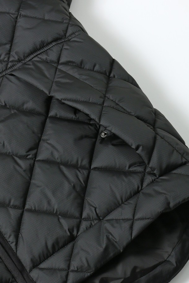 남녀공용 패딩 탈부착 야상 점퍼(HBAUJ43)는 가을과 겨울, 일상 및 출근룩, 캠핑룩에 활용하기 좋은 오버핏 야상 점퍼입니다. 무지 디자인의 블랙 컬러로, 캐주얼, 스트릿, 미니멀 스타일을 모두 소화할 수 있습니다. 롱 기장의 두꺼운 야상으로, 부드러운 촉감의 나일론과 폴리에스테르 혼방 소재를 사용했습니다. 탈부착 가능한 패딩으로 보온성을 높였으며, 이너만 단독으로 착용할 수도 있어 실용적입니다. 지퍼형 여밈 방식으로 간편하게 착용 가능하며, 긴 소매 디자인입니다.
